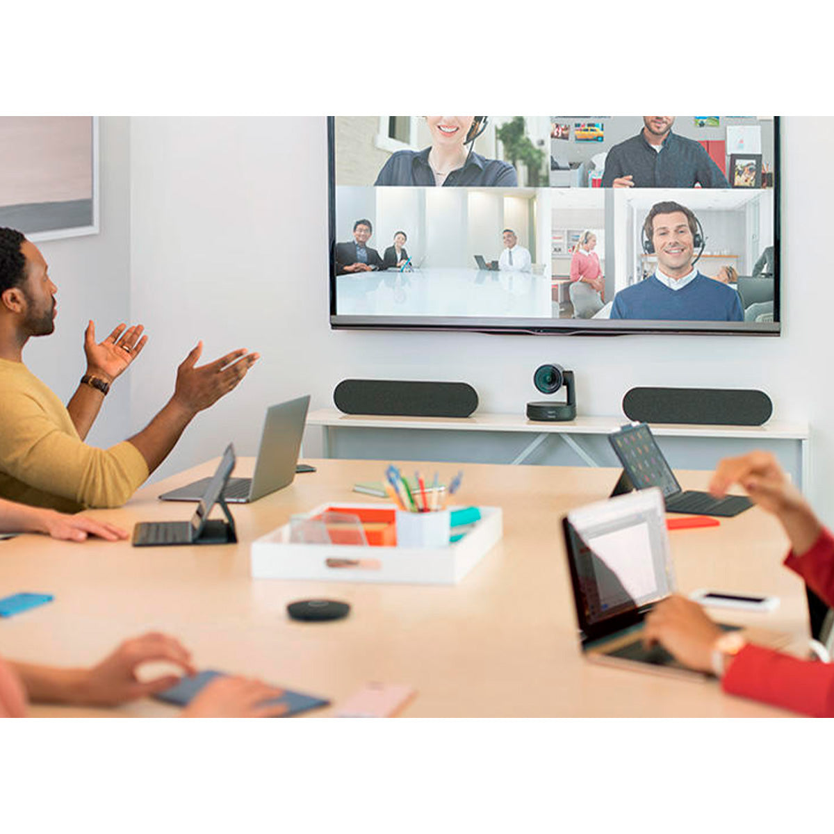 Kit Videoconferencia Logitech Rally Plus 2 Parlantes + 2 Mic Color Negro